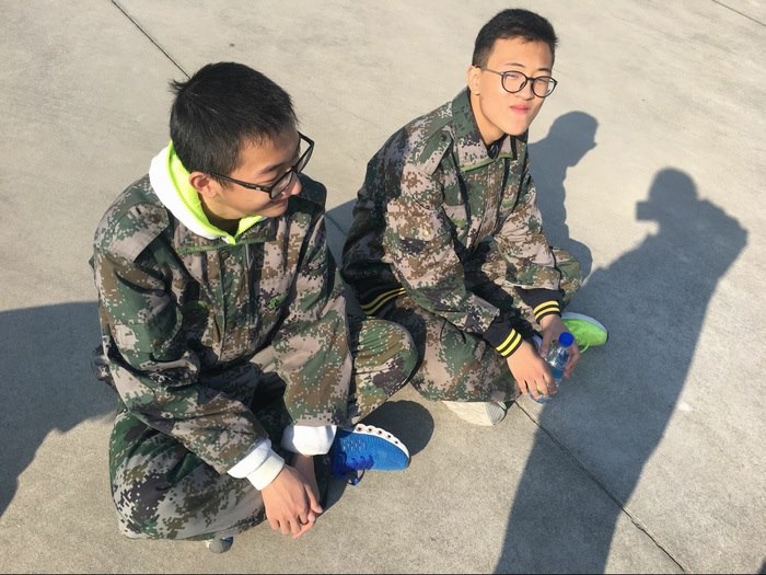 高一八班：我军训我快乐