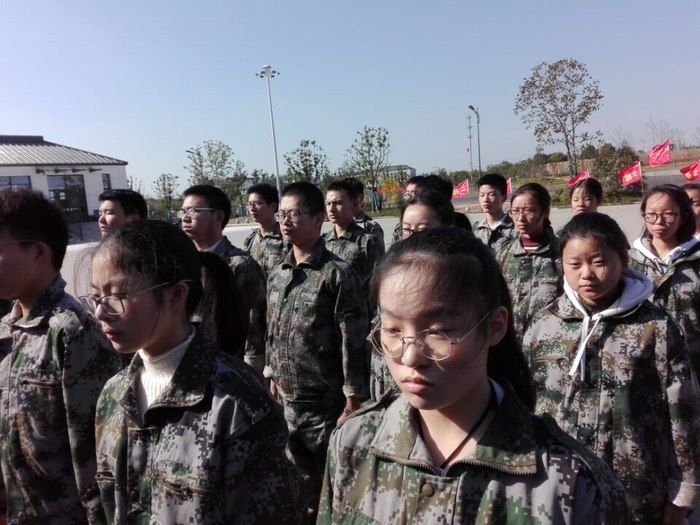 高一6班：朝气蓬勃的少年们（军姿训练）