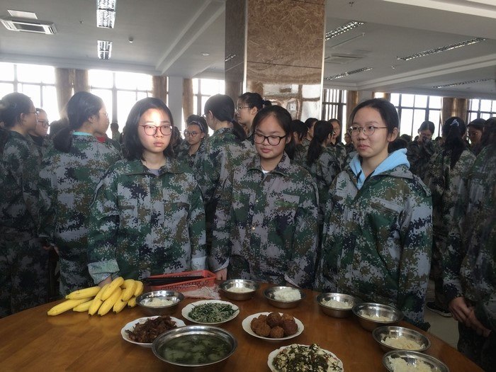 高一5班：愉快的午餐时间