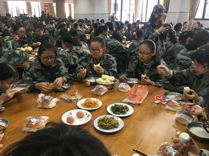 高一八班：我们吃早餐啦！