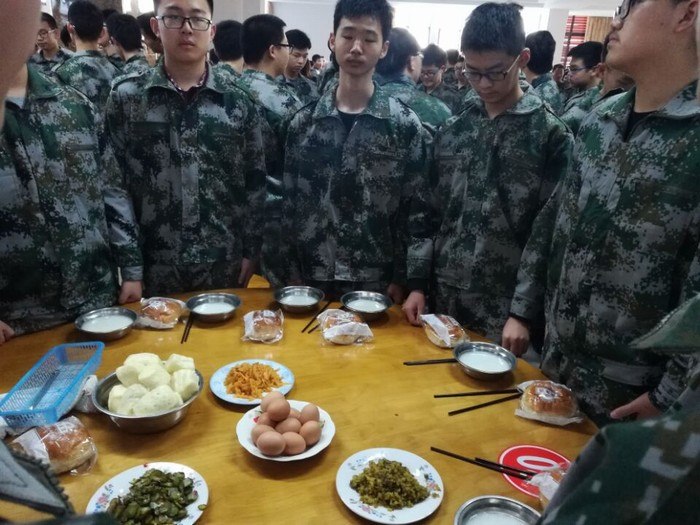 高一（2）班_腹中有粮食，脚下有力量！