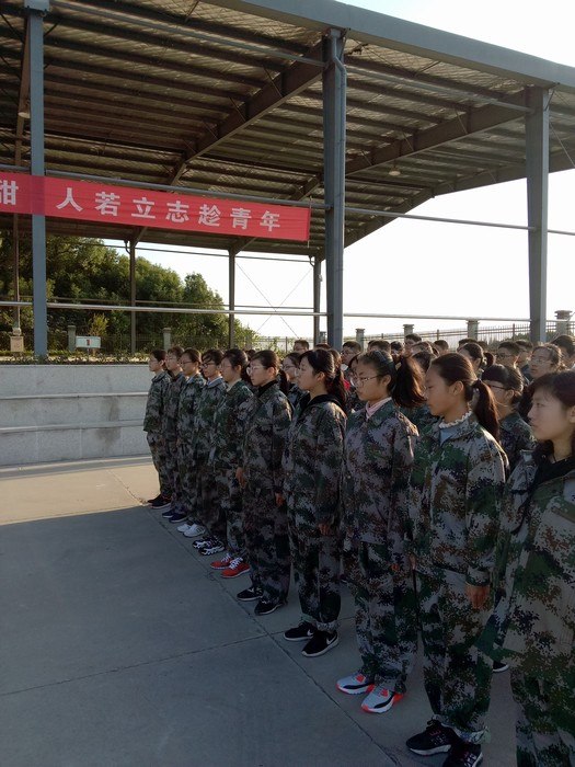 高一（1）班_军姿飒爽