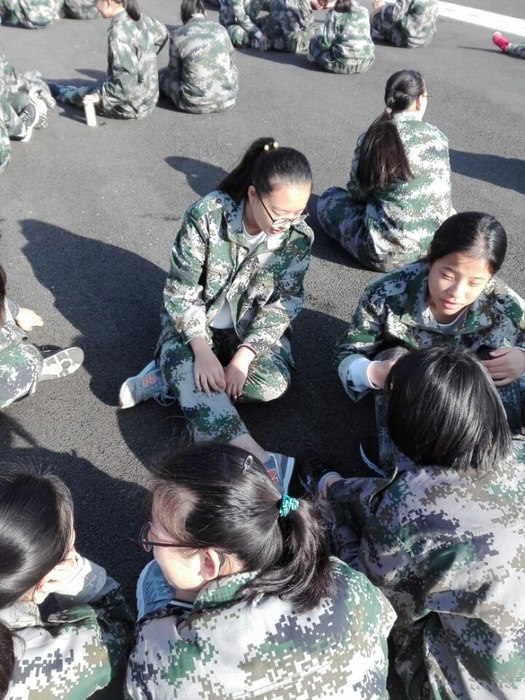 高一6班：正步走？歇一会