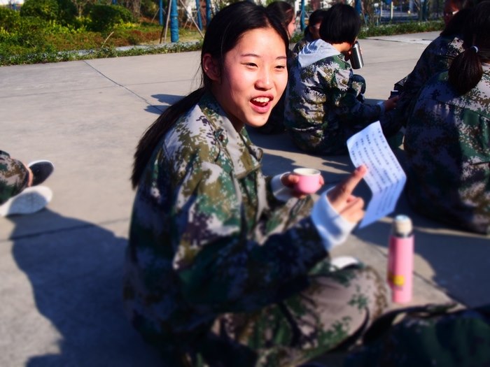 高一（12）班_孩子们很认真地阅读家长留言呢~