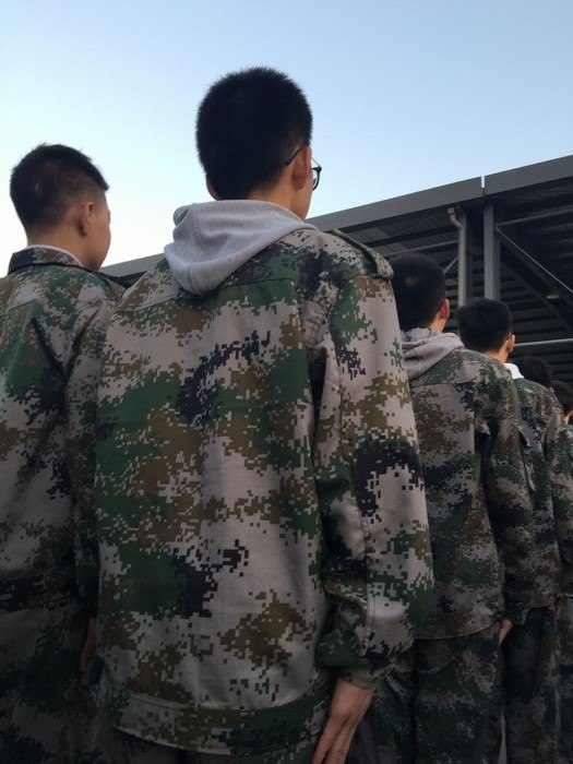 高一创4班：夕阳下的小战士