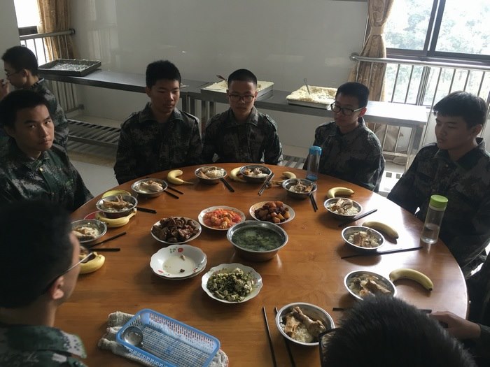 高一八班{香喷喷的午餐}