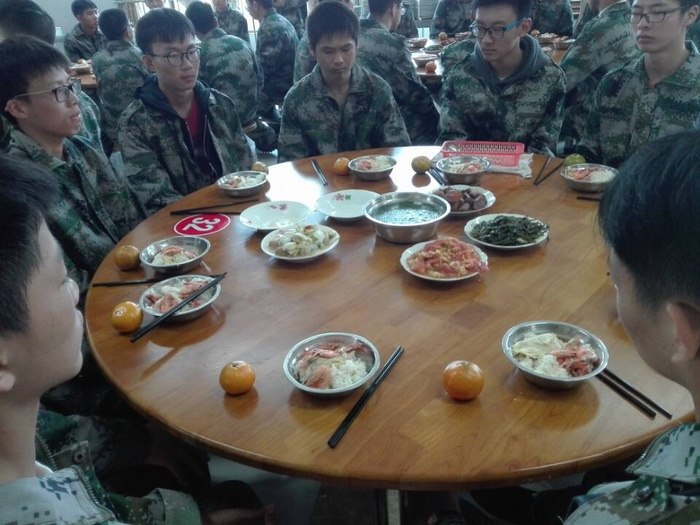 高一6班：“严肃”的午饭时间