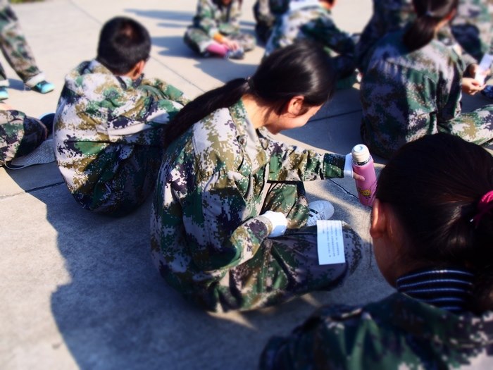 高一（12）班_孩子们很认真地阅读家长留言呢~