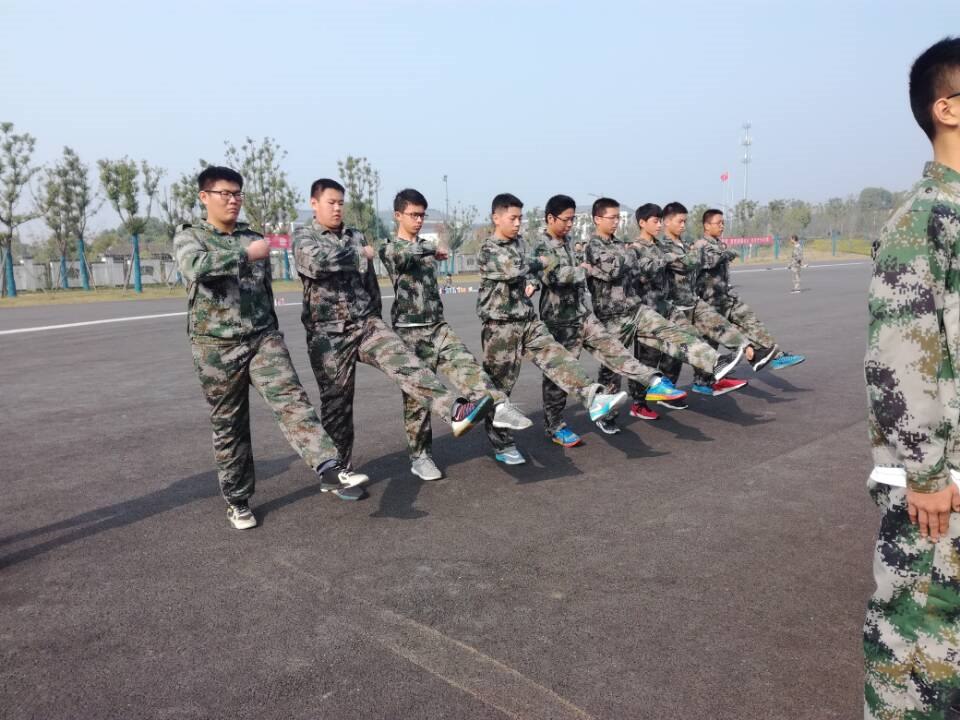 高一（11）班_踢正步