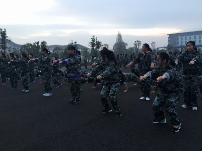 高一创4班：我们是清晨的朝阳