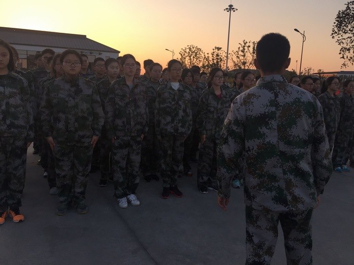 高一创4班：夕阳下的小战士