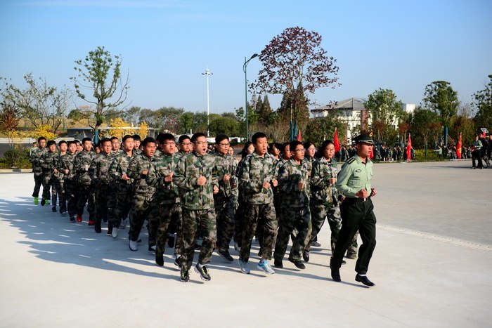 收拾行囊，再度启航——记我校2017级高一新生阅兵式暨结营式