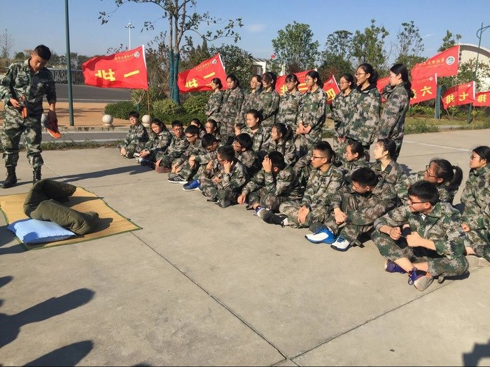 高一创4班练军姿