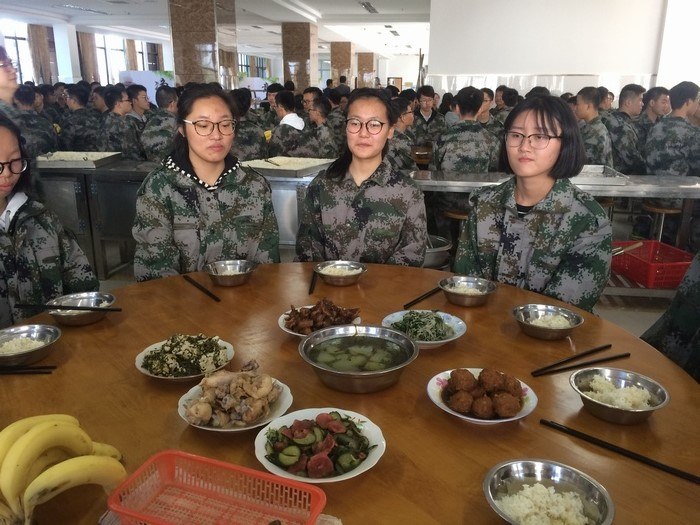高一5班：愉快的午餐时间