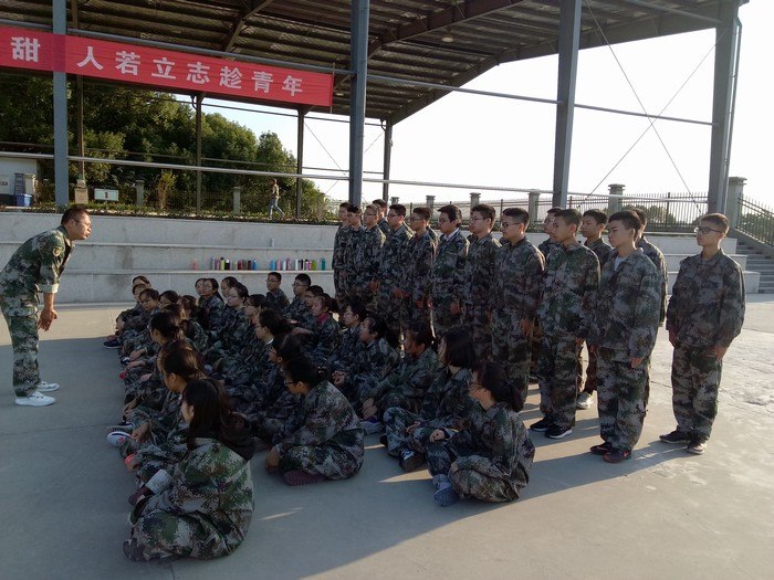 高一（1）班_军姿飒爽