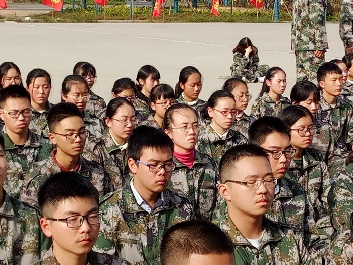 高一1班军训之坐姿----定力