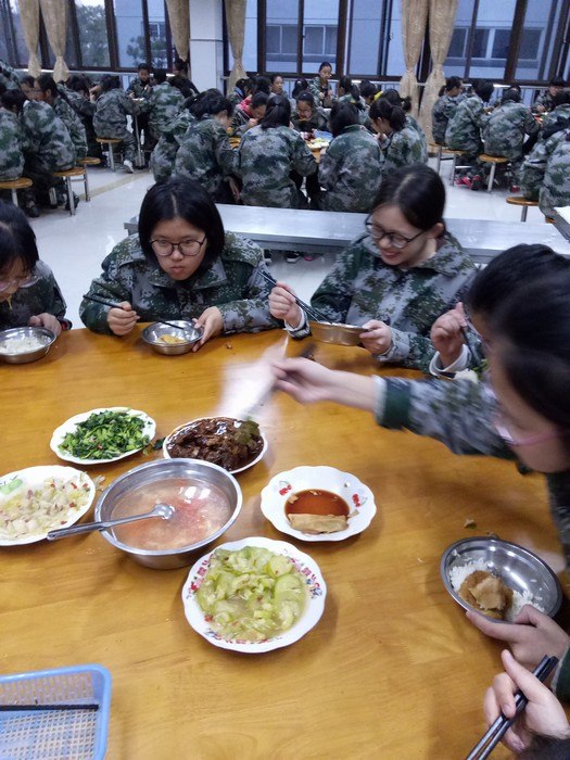 高一（1）班_军训之后吃饭好香，妈妈我再也不挑食了！
