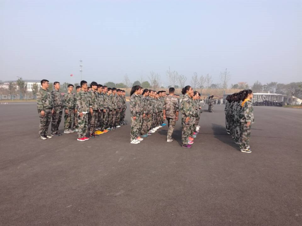 高一（11）班_踢正步