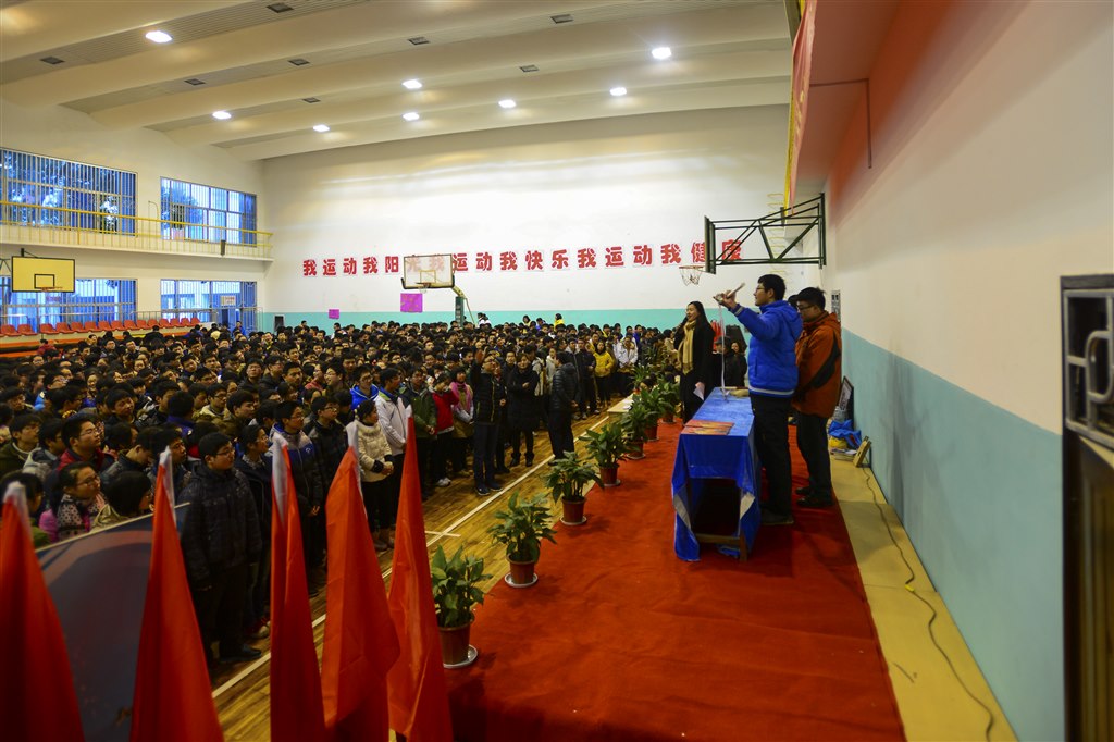 别样的开学典礼：感恩在行动(记常州三中新学期开学典礼暨“感恩在行动”爱心拍卖义卖活动)