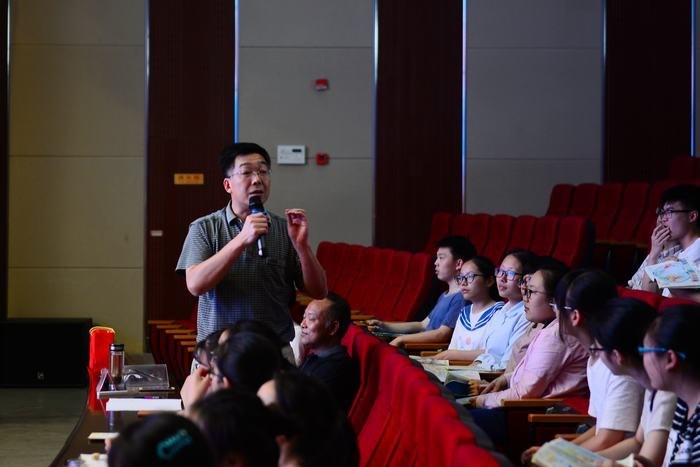 “图识天下”，提升素养