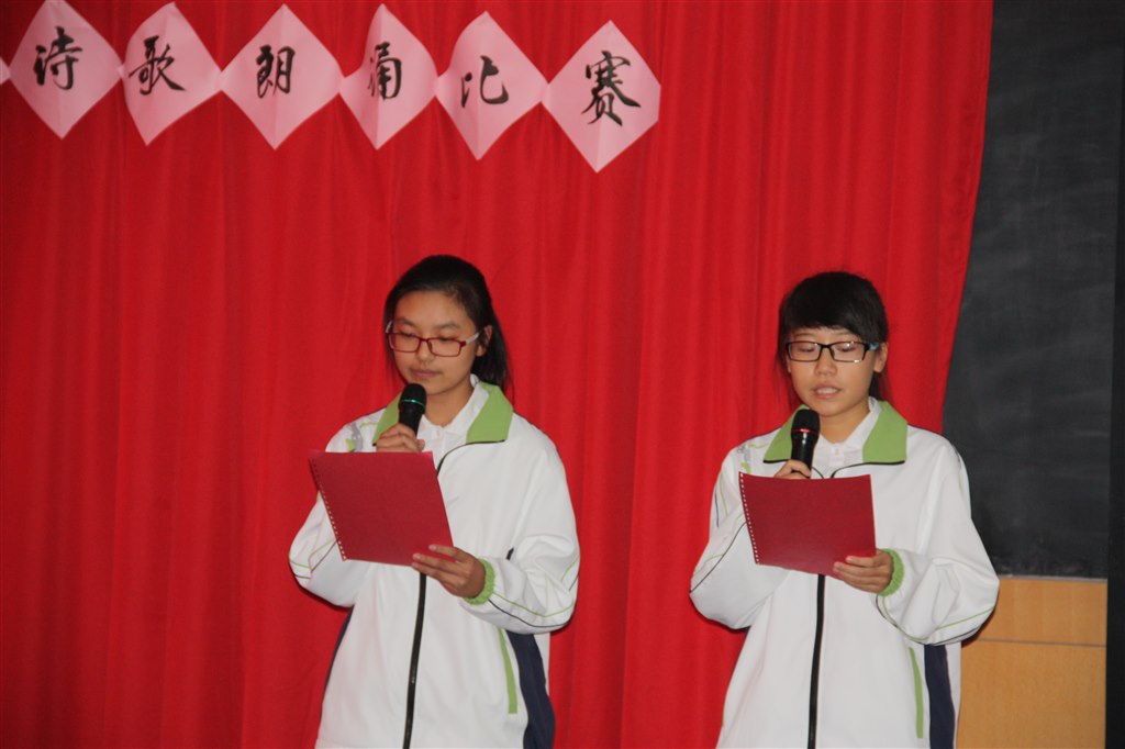 诵读经典__传承文明(市三中高一年级举行“向青春举杯”诗歌朗诵会)