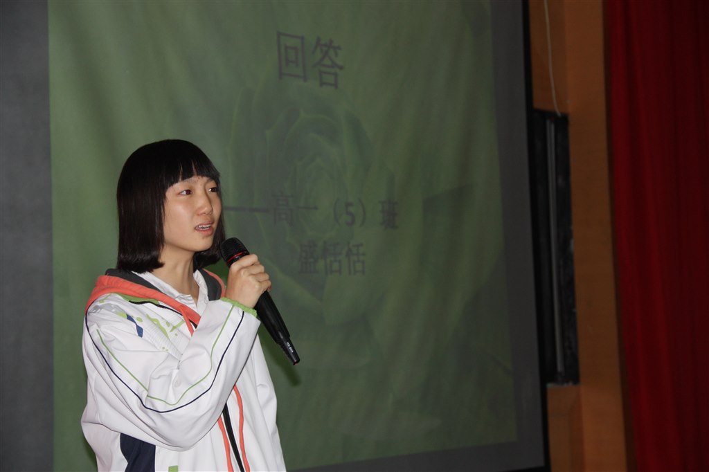 诵读经典__传承文明(市三中高一年级举行“向青春举杯”诗歌朗诵会)