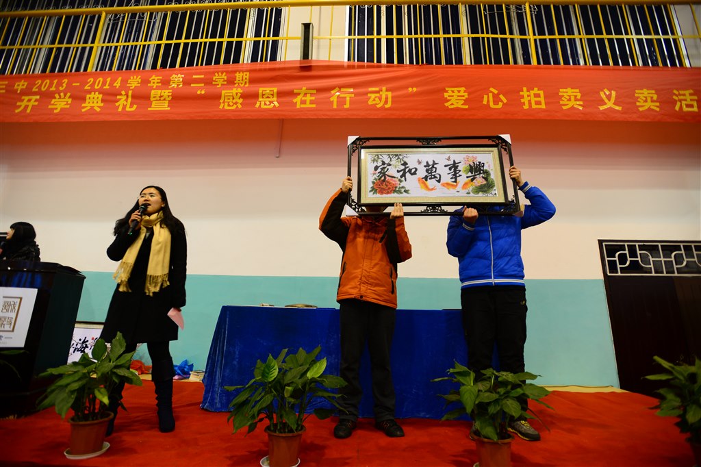 别样的开学典礼：感恩在行动(记常州三中新学期开学典礼暨“感恩在行动”爱心拍卖义卖活动)