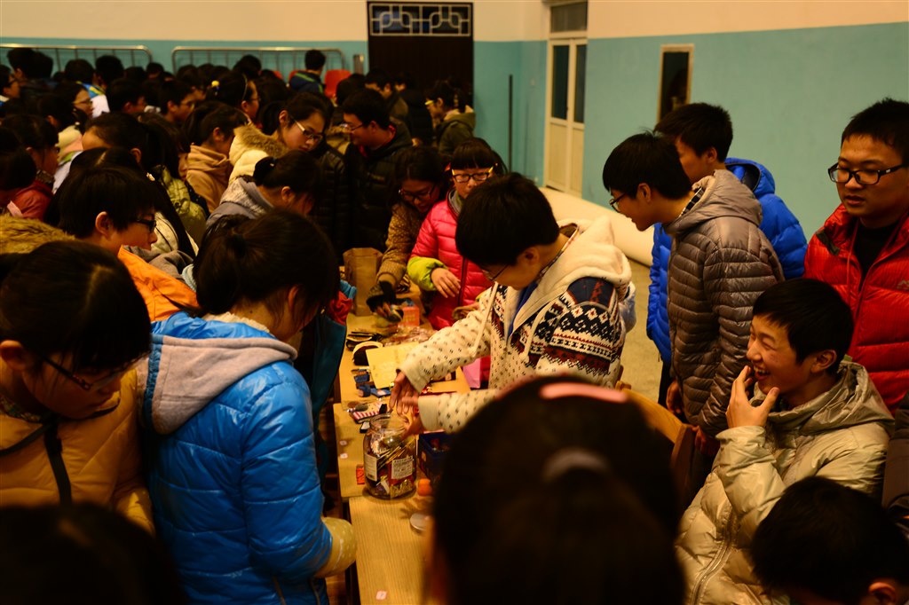 别样的开学典礼：感恩在行动(记常州三中新学期开学典礼暨“感恩在行动”爱心拍卖义卖活动)