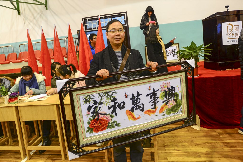 别样的开学典礼：感恩在行动(记常州三中新学期开学典礼暨“感恩在行动”爱心拍卖义卖活动)