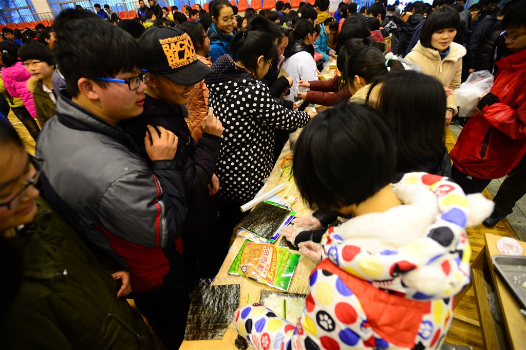 别样的开学典礼：感恩在行动(记常州三中新学期开学典礼暨“感恩在行动”爱心拍卖义卖活动)