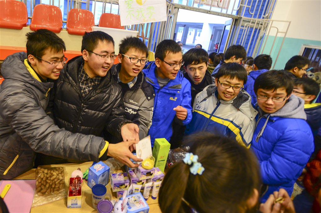 别样的开学典礼：感恩在行动(记常州三中新学期开学典礼暨“感恩在行动”爱心拍卖义卖活动)