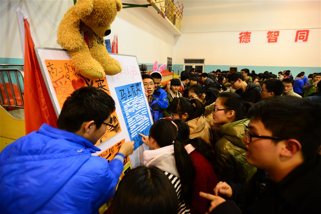 别样的开学典礼：感恩在行动(记常州三中新学期开学典礼暨“感恩在行动”爱心拍卖义卖活动)