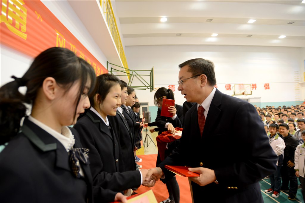 反哺•激励(记市三中“津通”奖学金续约签字仪式暨2014年“津通”风采学生颁奖仪式)