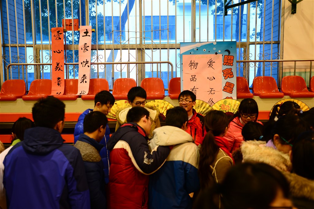 别样的开学典礼：感恩在行动(记常州三中新学期开学典礼暨“感恩在行动”爱心拍卖义卖活动)