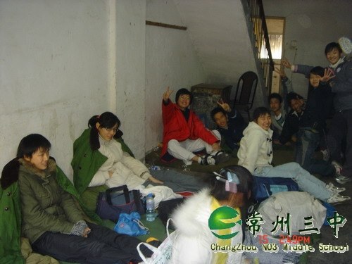 艰苦的条件也难当我们的开心