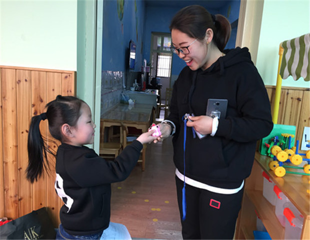 2017.3.8龙幼 龙幼乐享节日之：乐享“三八”，让爱洒满校园2.jpg