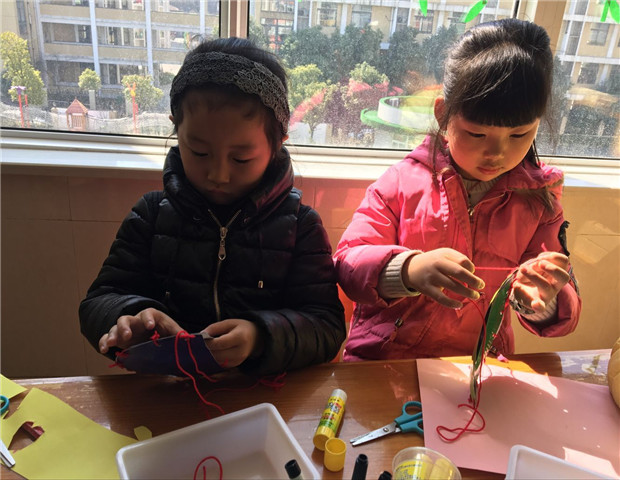 2017.3.8龙幼 龙幼乐享节日之：乐享“三八”，让爱洒满校园4.jpg