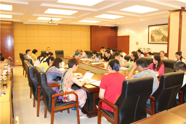 洛阳小学召开新学期学校行政扩大会议 (7).jpg