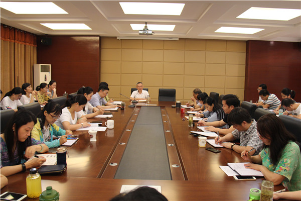 洛阳小学召开新学期学校行政扩大会议 (1).jpg