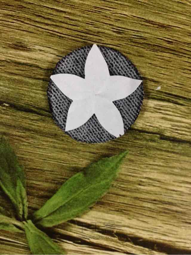 废物利用—牛仔裤变身装饰画。 第4步