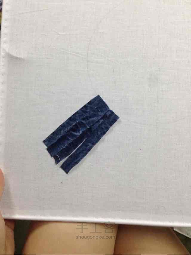 废物利用—牛仔裤变身装饰画。 第13步