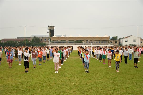 全体学生2.jpg