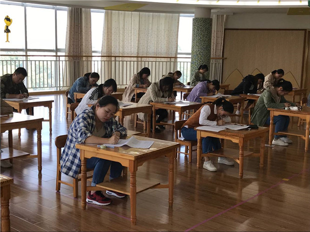 2018.10.11 龙幼教师成长之八：《指南》引领，共促成长1.jpg