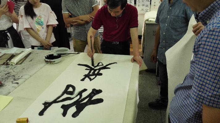 王浩老师挥毫题字.jpg