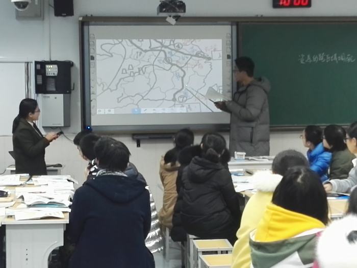 李丽萍老师与学生互动.jpg