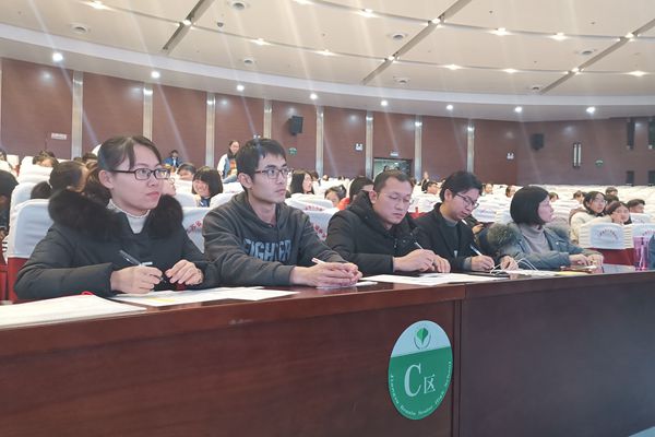 评委们认真打分.jpg