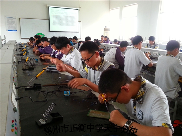 学生在刘国钧职教中心劳技实验室学习劳动技能 .jpg