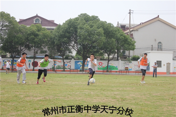 校年级足球联赛.jpg