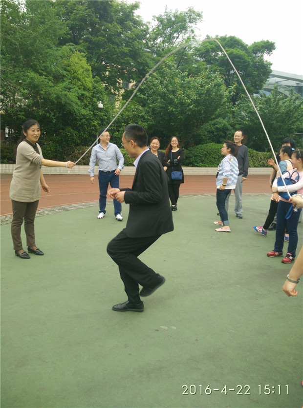 跳长绳_副本.jpg