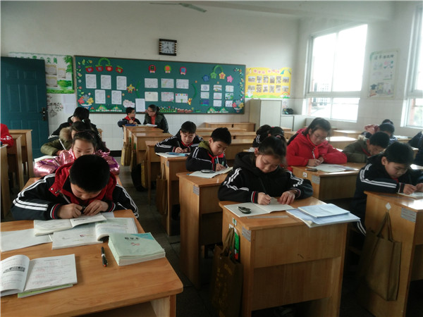 学生认真作业.jpg